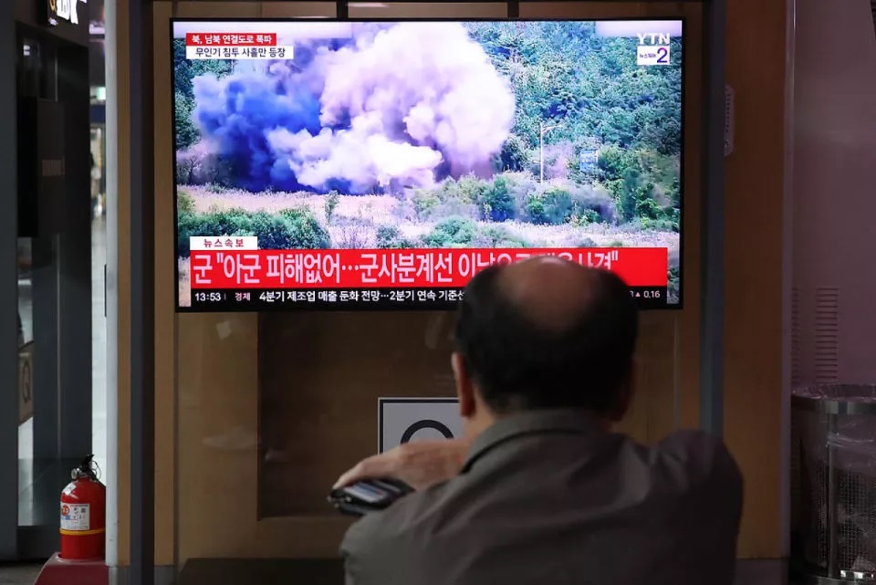 韩国首尔一档电视新闻节目中，报道了朝鲜在朝韩军事分界线以北炸毁部分道路 ...