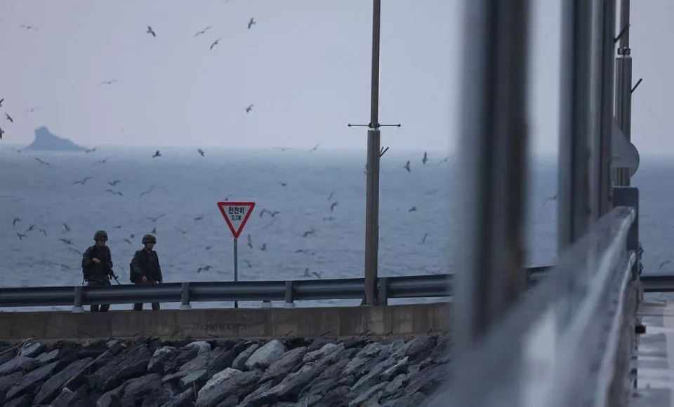 韩国仁川，海军陆战队在瓮津郡延坪岛海岸线巡逻侦察