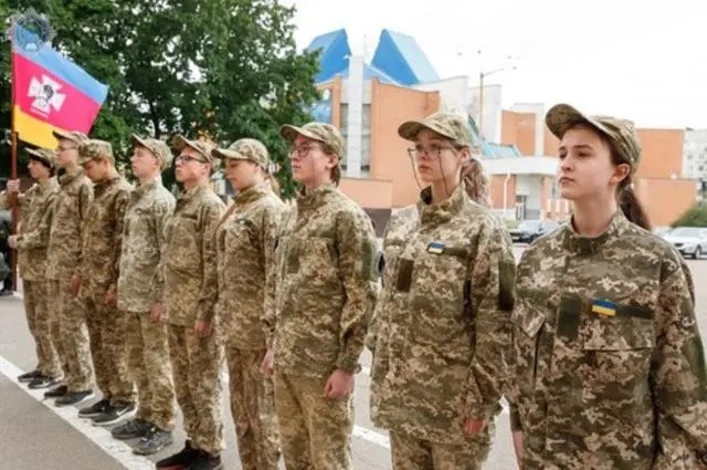 乌克兰中部城市第聂伯罗的学生参加“全乌克兰青少年军事爱国主义演习”