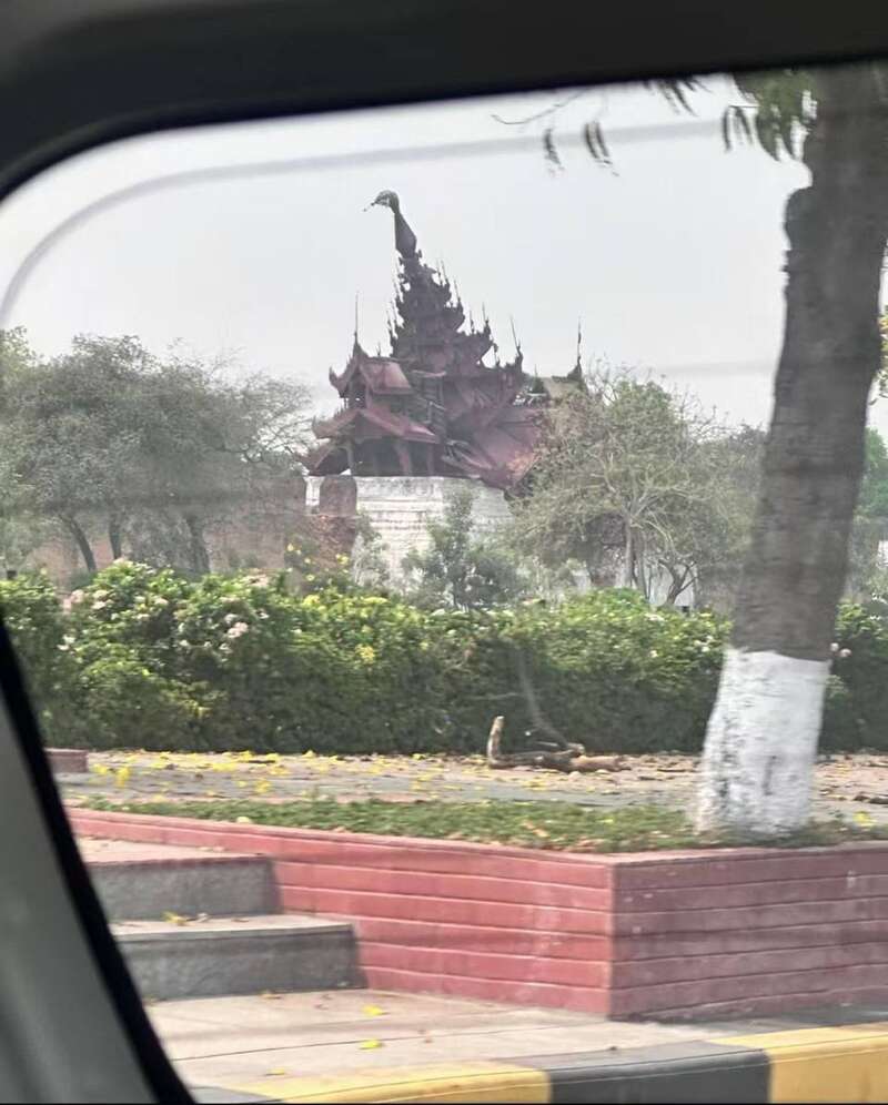 曼德勒皇宫高耸的尖顶被震得歪斜